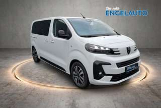 Schräge Frontansicht auf einen Peugeot Traveller , freigestellt