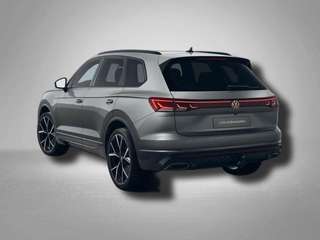 Schräge Frontansicht auf einen Volkswagen Touareg , freigestellt