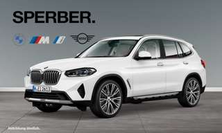 Schräge Frontansicht auf einen BMW X3 , freigestellt