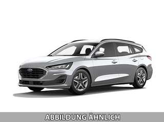 Schräge Frontansicht auf einen Ford Focus , freigestellt