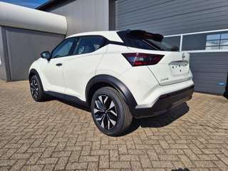 Schräge Frontansicht auf einen Nissan JUKE , freigestellt