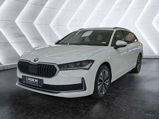 Schräge Frontansicht auf einen Skoda Superb , freigestellt