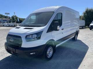 Schräge Frontansicht auf einen Ford Transit , freigestellt