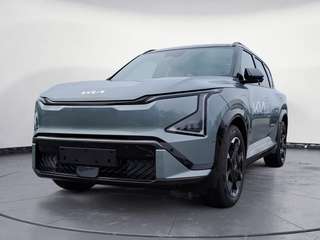 Schräge Frontansicht auf einen Kia EV5 , freigestellt