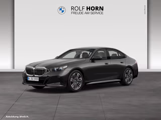 Schräge Frontansicht auf einen BMW 5er-Reihe , freigestellt