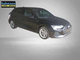 Schräge Frontansicht auf einen Audi A3 , freigestellt