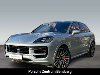 Schräge Frontansicht auf einen Porsche Cayenne , freigestellt