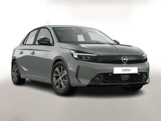 Schräge Frontansicht auf einen Opel Corsa , freigestellt