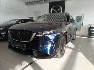 Schräge Frontansicht auf einen Mazda CX-5 , freigestellt