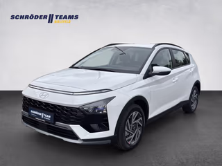 Schräge Frontansicht auf einen Hyundai Bayon , freigestellt
