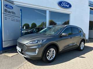 Schräge Frontansicht auf einen Ford Kuga , freigestellt