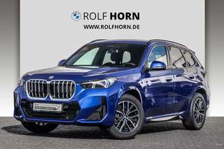 Schräge Frontansicht auf einen BMW X1 , freigestellt