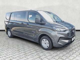 Schräge Frontansicht auf einen Ford Transit Custom , freigestellt