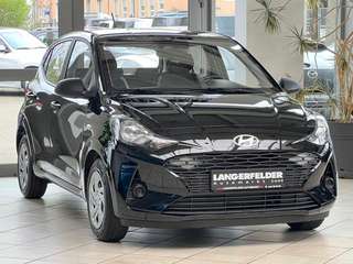 Schräge Frontansicht auf einen Hyundai i10 , freigestellt