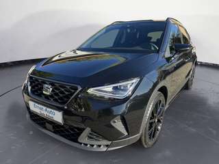 Schräge Frontansicht auf einen SEAT Arona , freigestellt