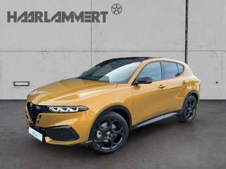 Schräge Frontansicht auf einen Alfa Romeo Tonale , freigestellt
