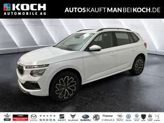 Schräge Frontansicht auf einen Skoda Kamiq , freigestellt