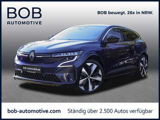 Schräge Frontansicht auf einen Renault Megane E-TECH , freigestellt