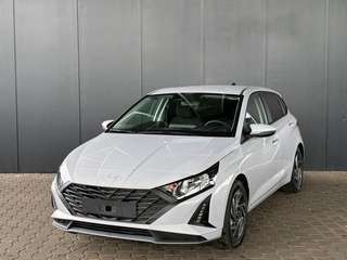Schräge Frontansicht auf einen Hyundai i20 , freigestellt