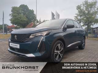 Schräge Frontansicht auf einen Peugeot 3008 , freigestellt