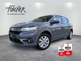 Schräge Frontansicht auf einen Dacia Sandero , freigestellt