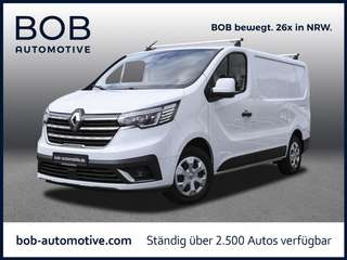 Schräge Frontansicht auf einen Renault Trafic , freigestellt