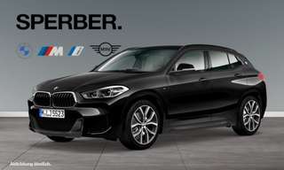 Schräge Frontansicht auf einen BMW X2 , freigestellt