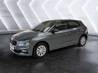 Schräge Frontansicht auf einen Skoda Fabia , freigestellt