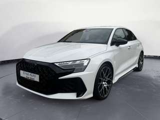 Schräge Frontansicht auf einen Audi RS3 , freigestellt