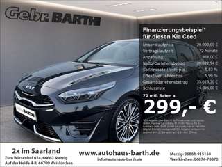 Schräge Frontansicht auf einen Kia cee'd , freigestellt