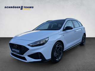 Schräge Frontansicht auf einen Hyundai i30 , freigestellt