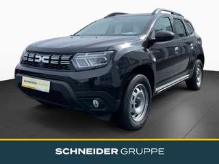 Schräge Frontansicht auf einen Dacia Duster , freigestellt