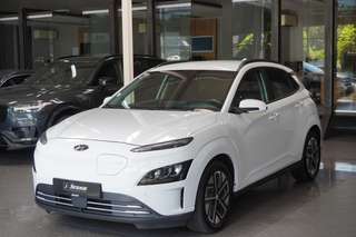 Schräge Frontansicht auf einen Hyundai Kona , freigestellt