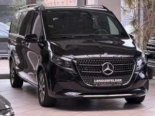 Schräge Frontansicht auf einen Mercedes-Benz V-Klasse , freigestellt