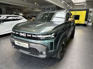 Schräge Frontansicht auf einen Dacia Duster , freigestellt