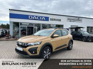 Schräge Frontansicht auf einen Dacia Sandero , freigestellt