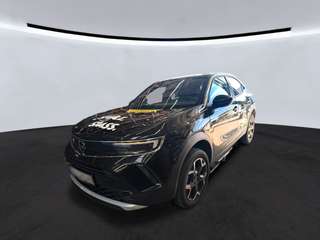 Schräge Frontansicht auf einen Opel Mokka , freigestellt