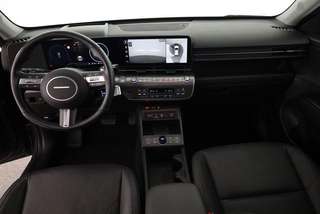 Schräge Frontansicht auf einen Hyundai Kona , freigestellt