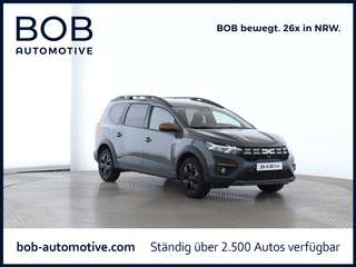 Schräge Frontansicht auf einen Dacia Jogger , freigestellt