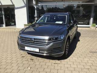 Schräge Frontansicht auf einen Volkswagen Touareg , freigestellt