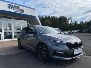 Schräge Frontansicht auf einen Skoda Scala , freigestellt