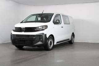 Schräge Frontansicht auf einen Opel Vivaro , freigestellt