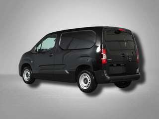 Schräge Frontansicht auf einen Opel Combo , freigestellt