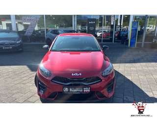 Schräge Frontansicht auf einen Kia cee'd , freigestellt