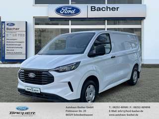 Schräge Frontansicht auf einen Ford Transit Custom , freigestellt