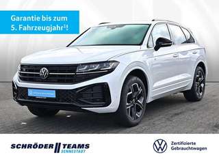 Schräge Frontansicht auf einen Volkswagen Touareg , freigestellt