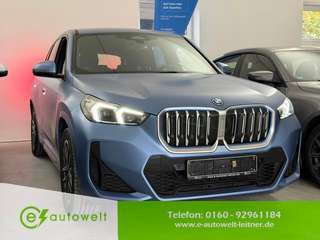 Schräge Frontansicht auf einen BMW iX1 , freigestellt