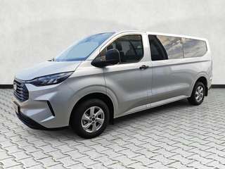 Schräge Frontansicht auf einen Ford Transit Custom , freigestellt