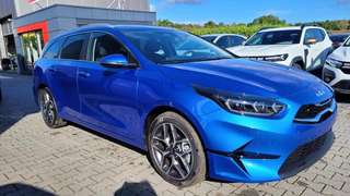 Schräge Frontansicht auf einen Kia cee'd , freigestellt