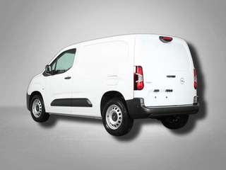 Schräge Frontansicht auf einen Opel Combo , freigestellt